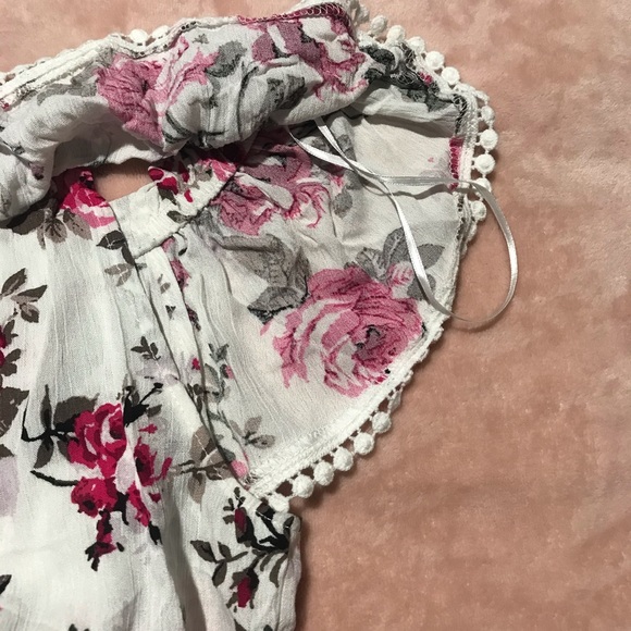 Off shoulder blouse 🌸 - Picture 3 of 10